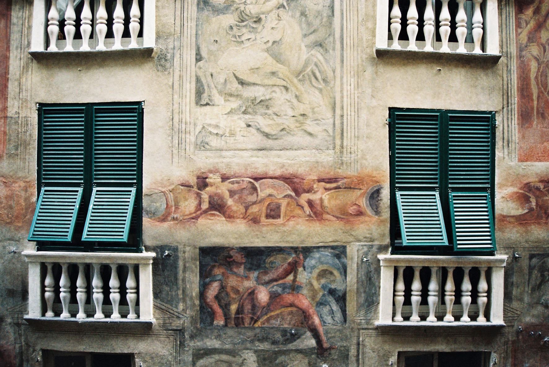 Via Lomellini 4/3 -Centro Storico di Genova-  Vista esterna con particolare dell'affresco "Imprese Romane" di Luca Cambiaso realizzato nel 1544 circa